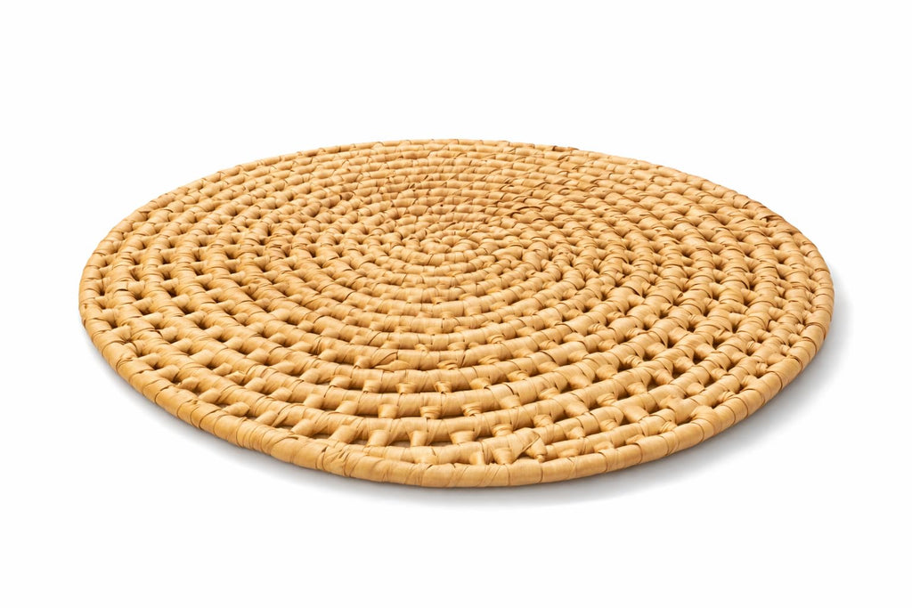 DreamCo Supplies Handwoven Palm Fiber Placemats & Coasters Set – Set of 4 Placemats 12in (30cm) & 4 Drink Coasters 6in (15cm) – Round Boho Natural Straw Table Decor for Dining & Kitchen