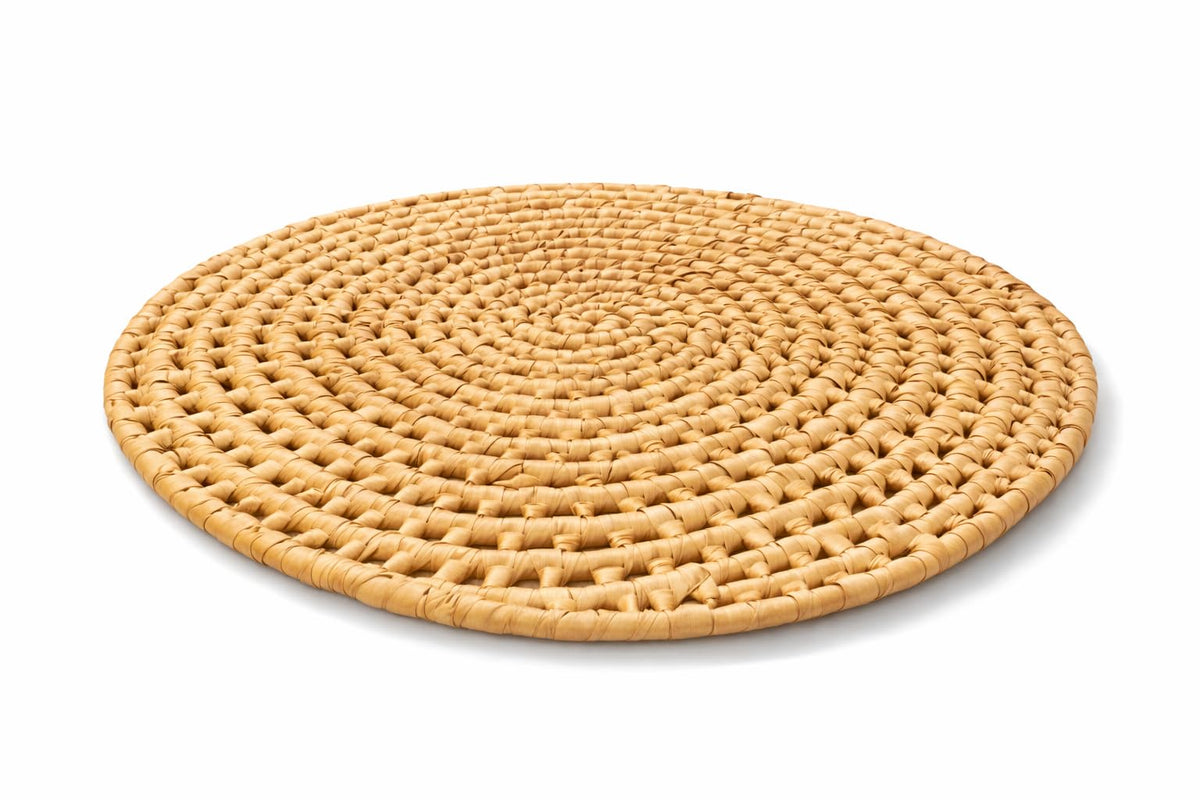 DreamCo Supplies Handwoven Palm Fiber Placemats & Coasters Set – Set of 4 Placemats 12in (30cm) & 4 Drink Coasters 6in (15cm) – Round Boho Natural Straw Table Decor for Dining & Kitchen